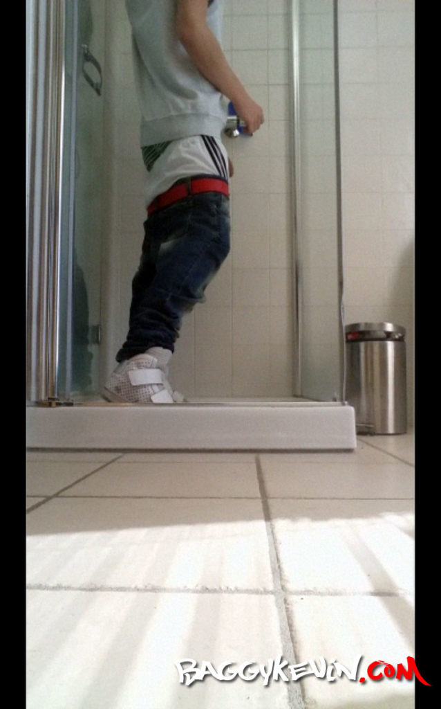 Cumonjeans in da shower