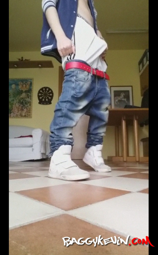 Cumonjeans saggin hard !