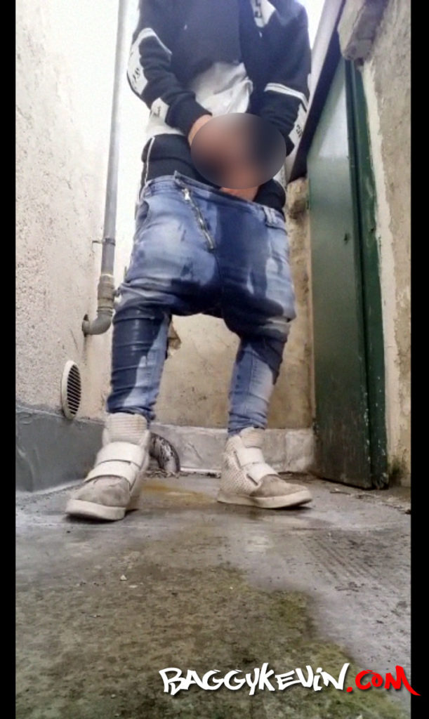 Cumonjeans gettin wet
